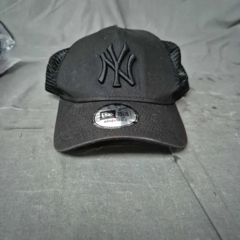 NEW ERA BLACK NY YANKEES TRUCKER CAP – ADJUSTABLE