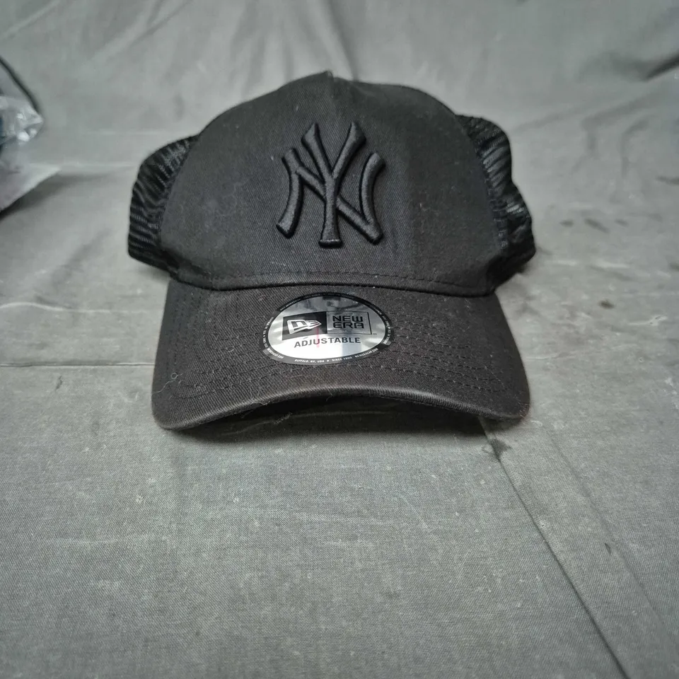 NEW ERA BLACK NY YANKEES TRUCKER CAP – ADJUSTABLE