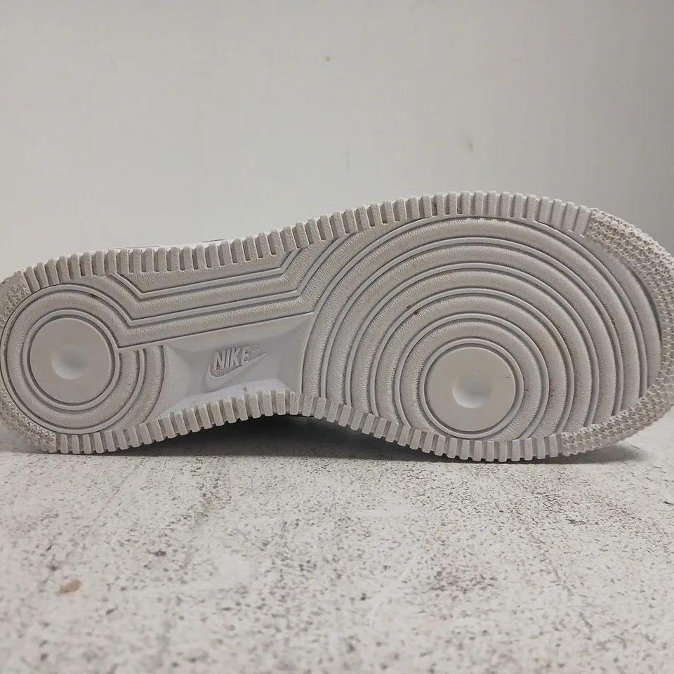 BOXED PAIR OF NIKE AIR FORCE 1 TRAINERS IN WHITE SIZE UK 6