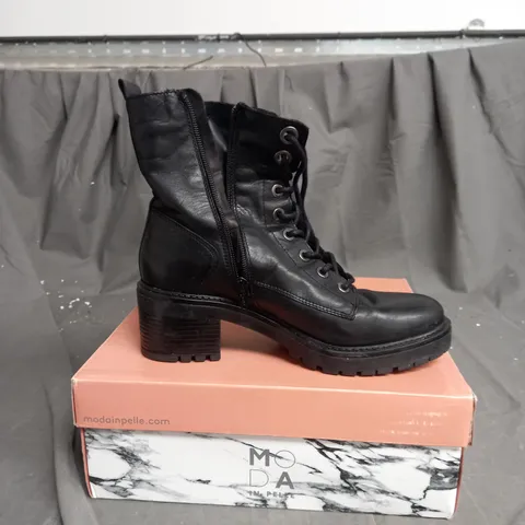 BOXED PAIR OF MODA IN PELLE BELLZIE LACE UP BOOTS IN BLACK SIZE 6