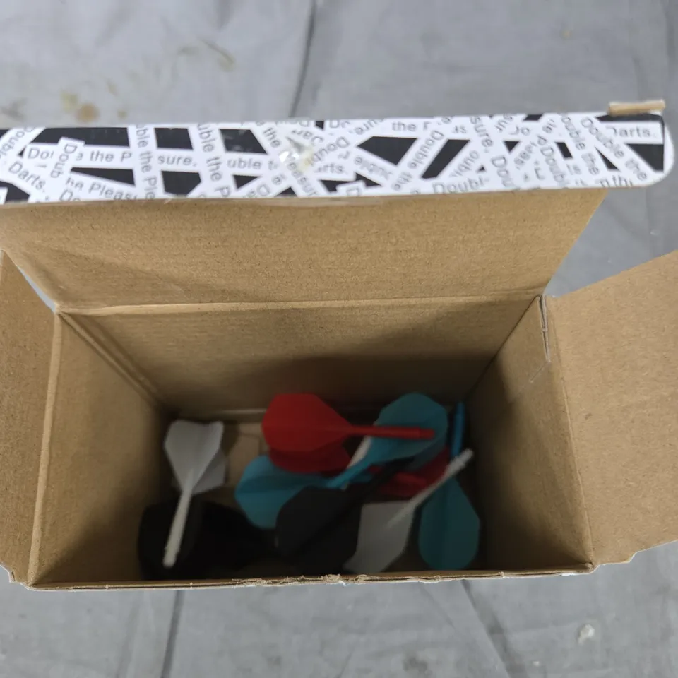 BOX OF APPROXIMATELY 15 ASSORTED ITEMS TO INCLUDE: FOLD YOUR OWN PAPER PUPS AND DART FLIGHTS