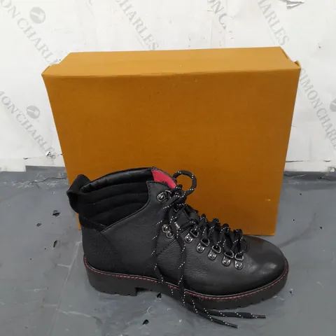 BOXED PAIR OF WHITE STUFF BLACK LEATHER BOOTS SIZE 7