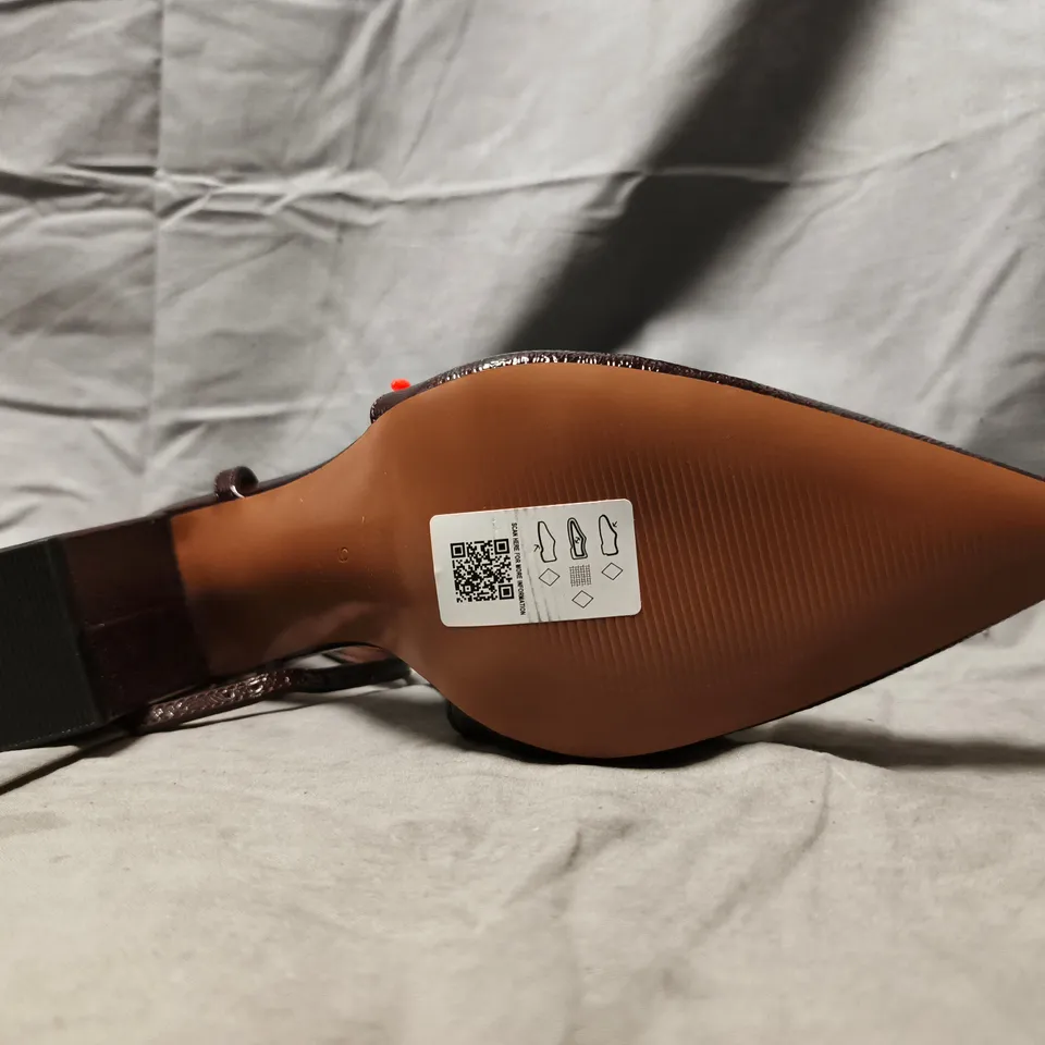 BOXED PAIR OF ASOS DESIGN POINTED TOE BLOCK HEELED SHOES IN BROWN SIZE 9