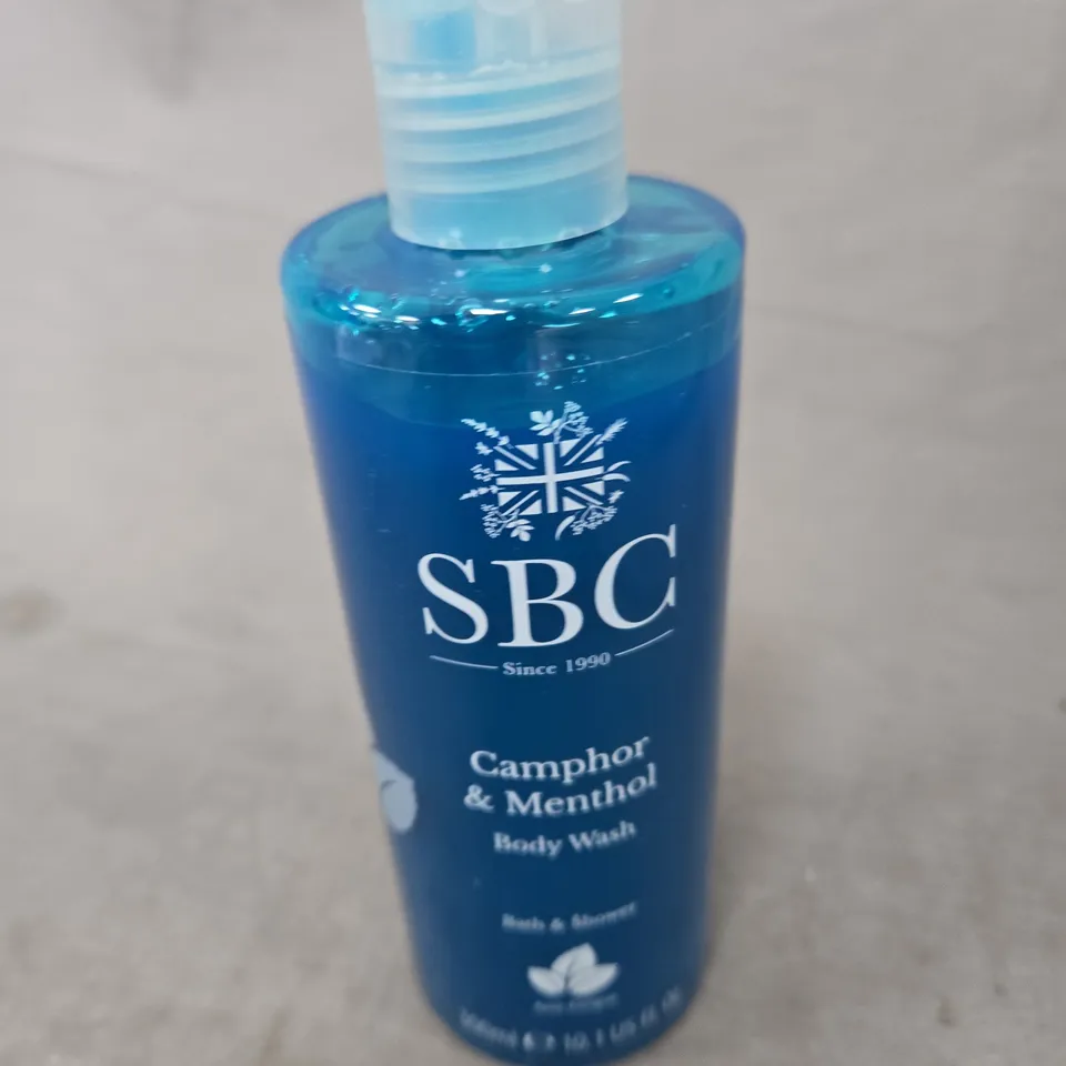 BOX OF APPROXIMATELY 25 ASSORTED ITEMS TO INCLUDE: WHITE CUTTING PLATE FOR DIE CUTTING/EMBOSSING AND SBC BODY WASH