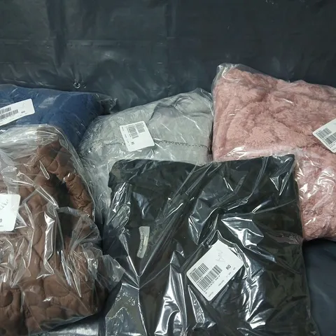 APPROXIMATELY 12 ASSORTED CLOTHING ITEMS IN VARIOUS SIZES, STYLES & COLOURS TO INCLUDE LOUNGE SET, QUILTED JACKET, FLEECE, ETC