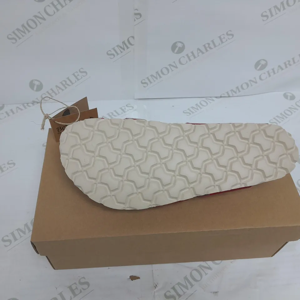 BOXED PAIR OF BONOVA SANDALS IN RED SIZE 6