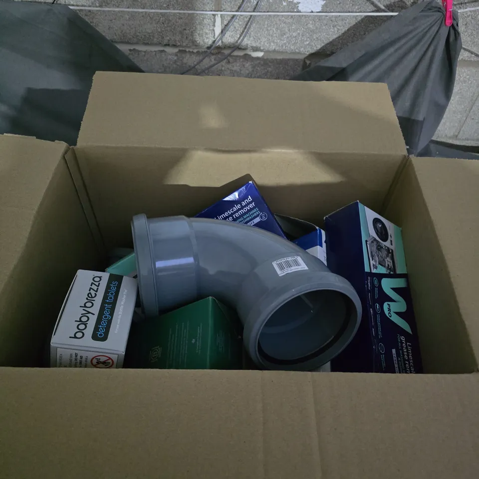APPROXIMATELY 15 ITEMS OF MIXED LOT OF HOUSEHOLD & GARDEN ITEMS – ASSORTED PACKAGING AND FITTINGS.