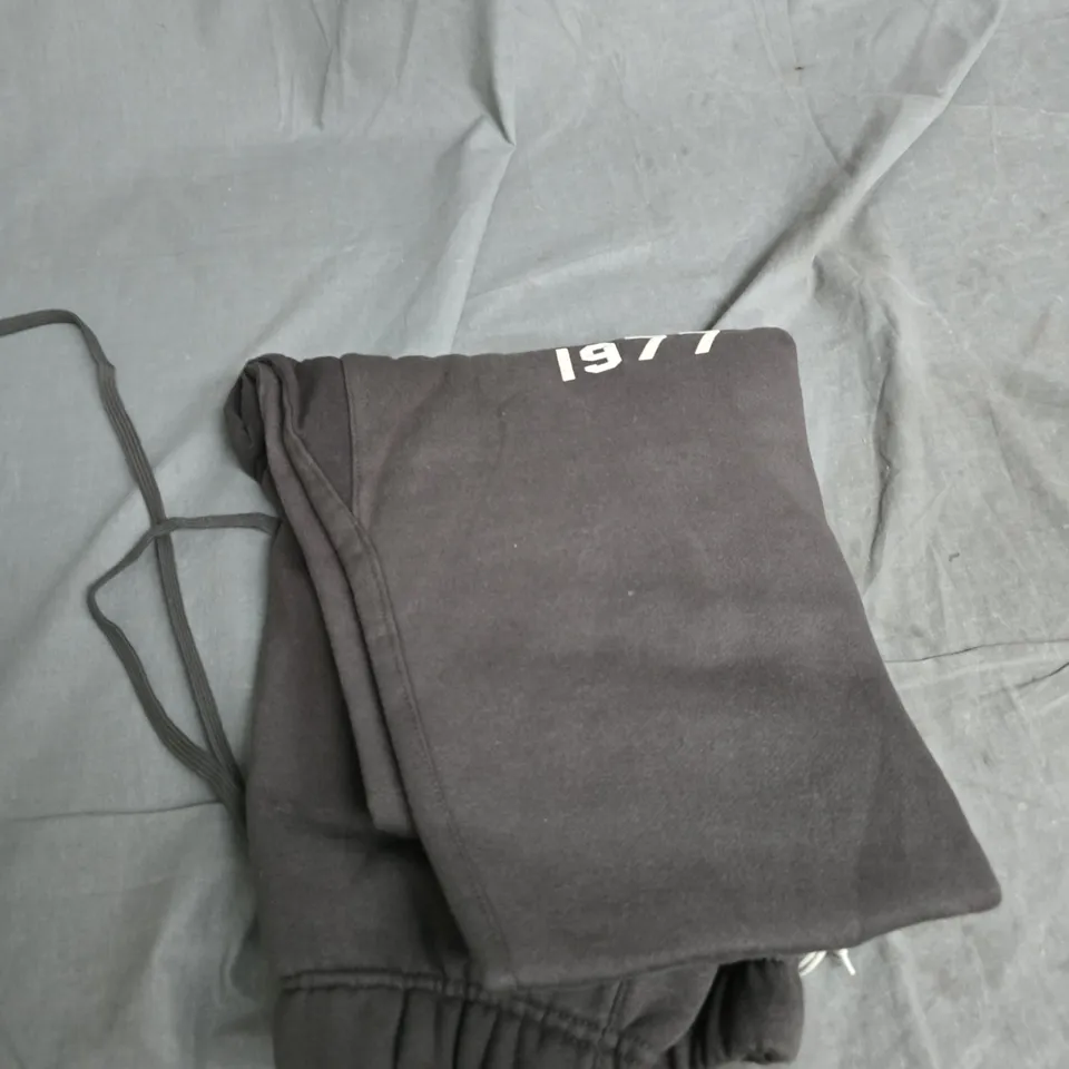 FEAR OF GOD ESSENTIALS JOGGERS – XS – GREY