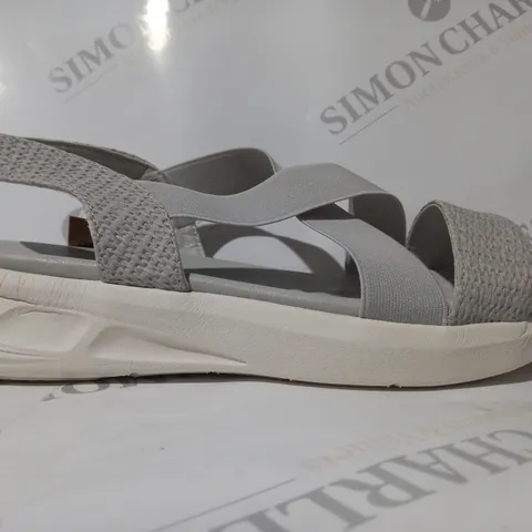 BOXED PAIR OF CUSHION WALK OPEN TOE STRAPPY SANDALS IN GREY UK SIZE 8