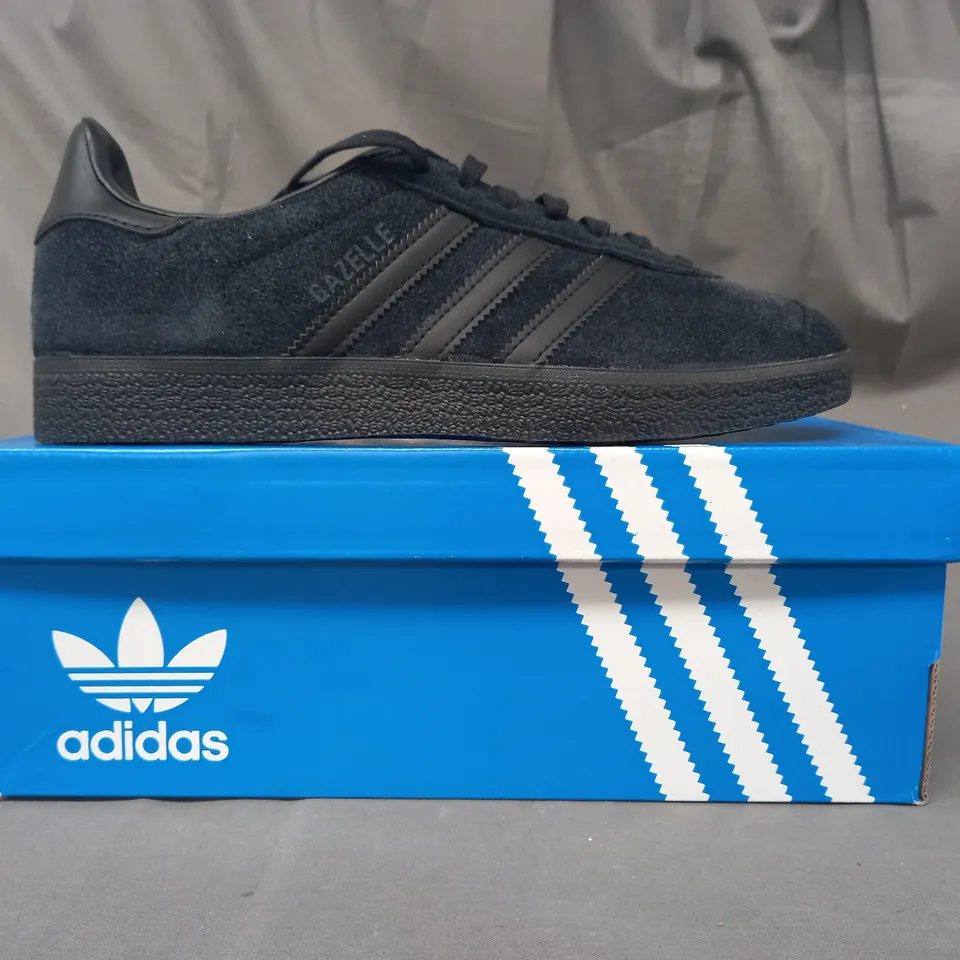 BOXED PAIR OF ADIDAS GAZELLE SHOES IN BLACK UK SIZE 6.5