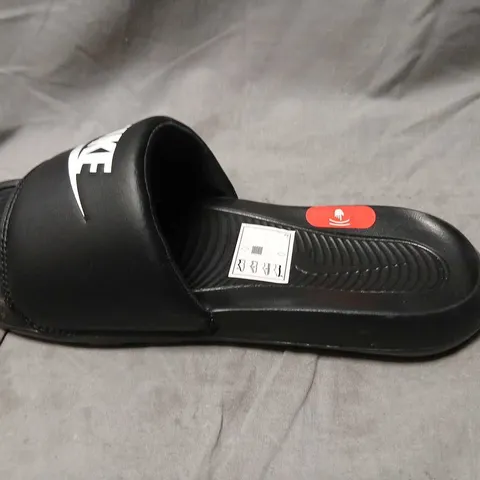 NIKE VICTORI ONE SLIDE – BLACK, UK 9 (EU 44)