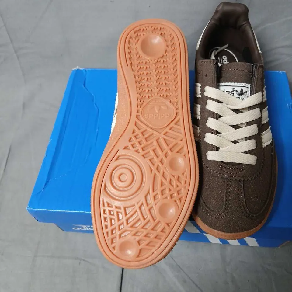 ADIDAS HANDBALL SPEZIAL C KIDS TRAINERS – BROWN SUEDE, WHITE STRIPE, GUM SOLE SIZE KIDS 12.5