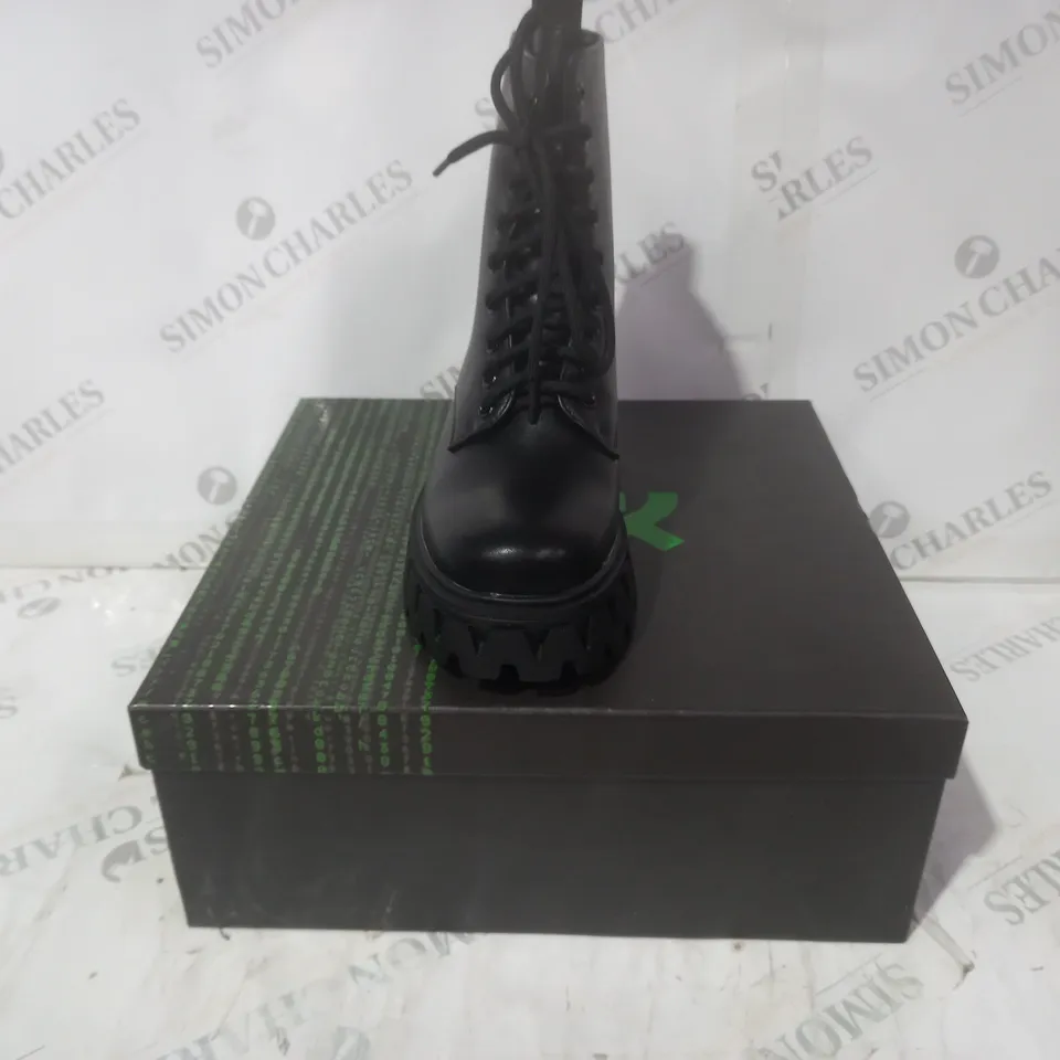 BRAND NEW BOXED PAIR OF KOI VEGAN LEATHER VITA THE INK OF FEAR HAIR BOOTS IN BLACK/GREEN UK SIZE 3