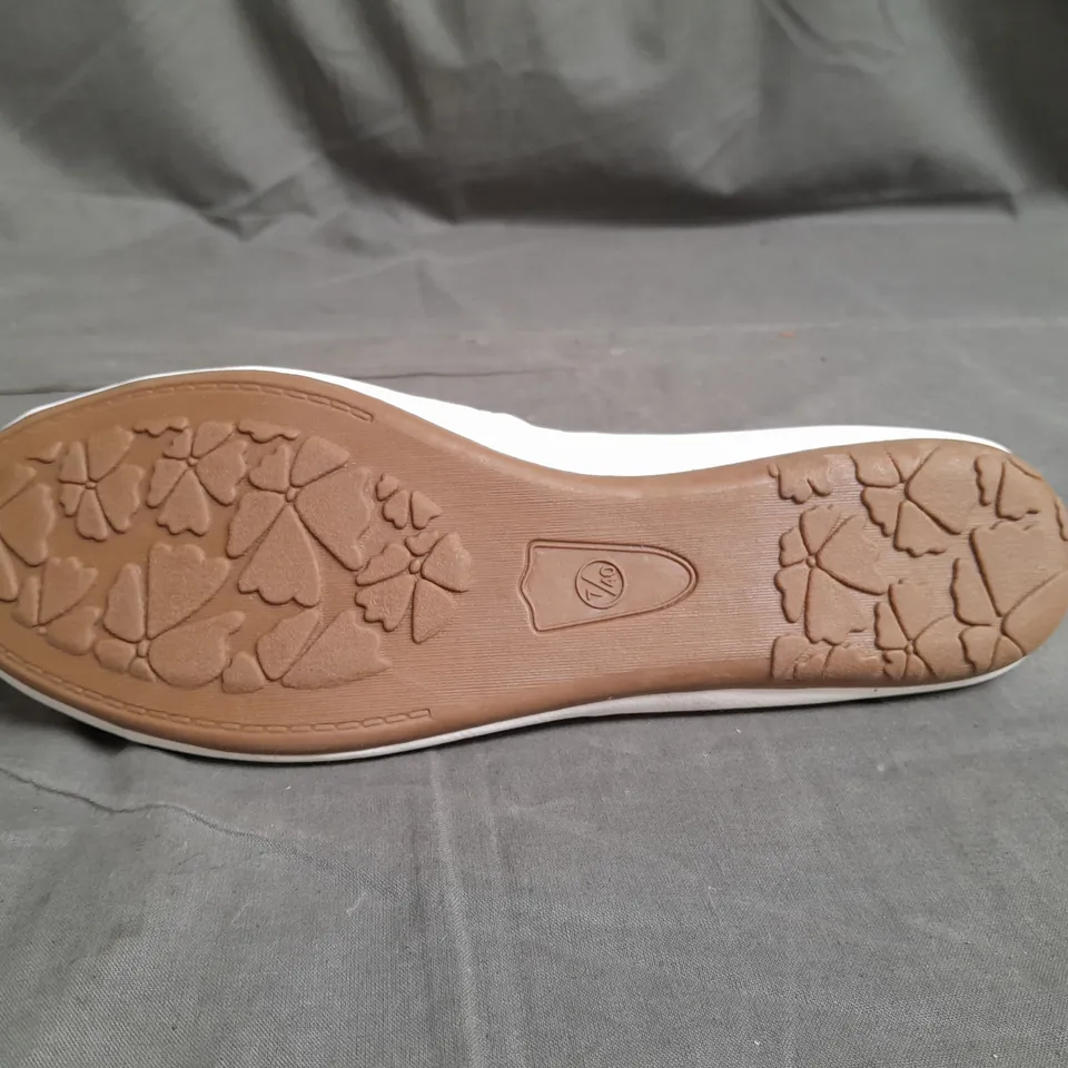 APPROXIMATELY 10 PAIRS OF LADIES SOLE SENSATION CUT OUT DETAIL PUMPS WHITE SIZE 7