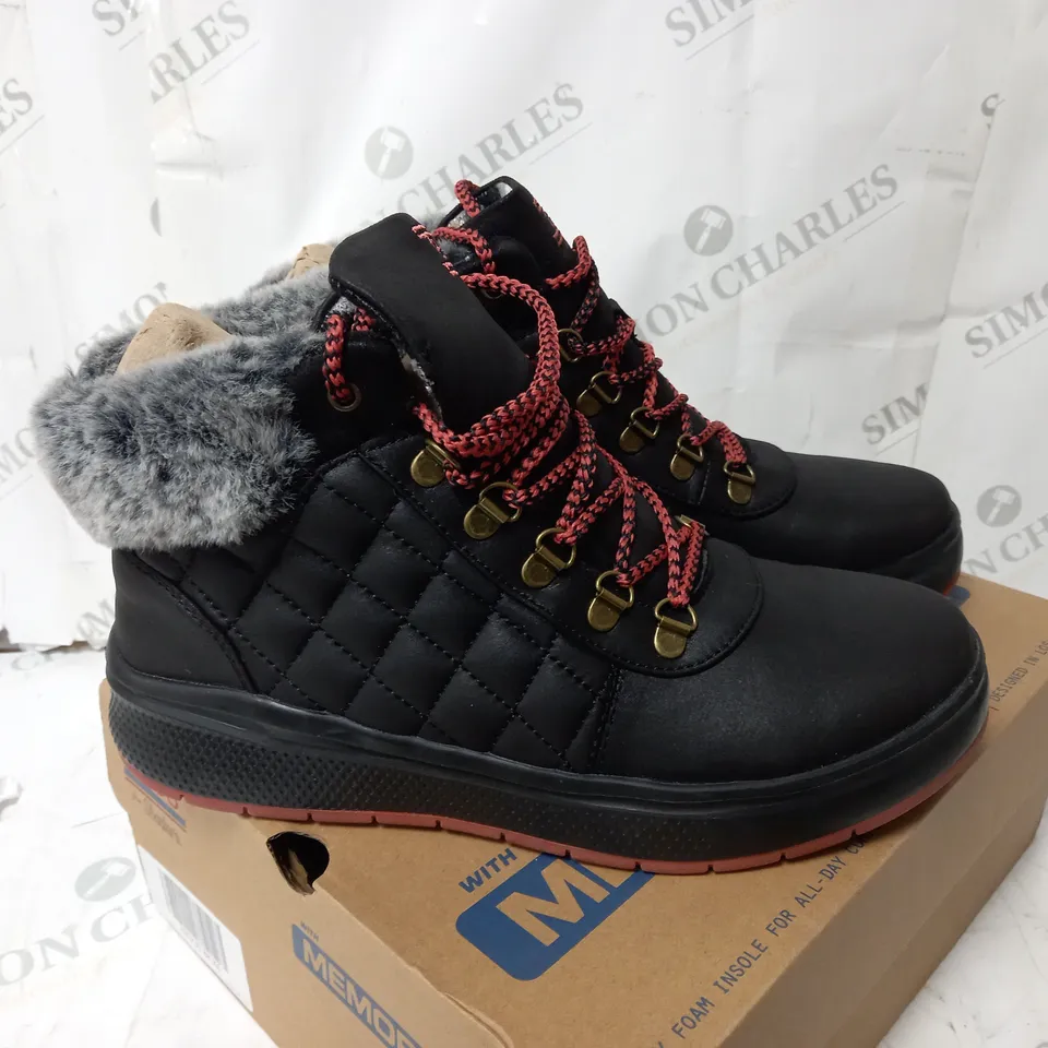 BOXED PAIR OF SKECHERS BOBS SKIPPER WAVE DIAMOND QUILTS BOOTS IN BLACK SIZE 6
