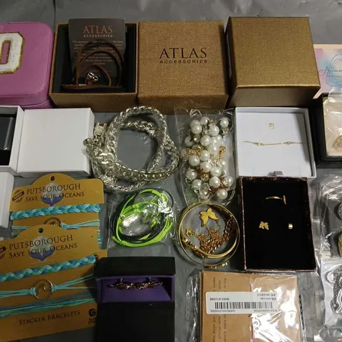 LOT OF ASSORTED JEWELLERY ITEMS TO INCLUDE CUFFLINKS, EARRINGS, RINGS AND NECKLACES