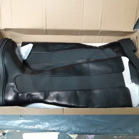 BOXED PAIR OF VERY BLACK CHUNKY KNEE BOOTS WITH GUSSET SIZE 6