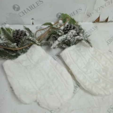 CHRISTMAS DÉCOR HANGING MITTENS