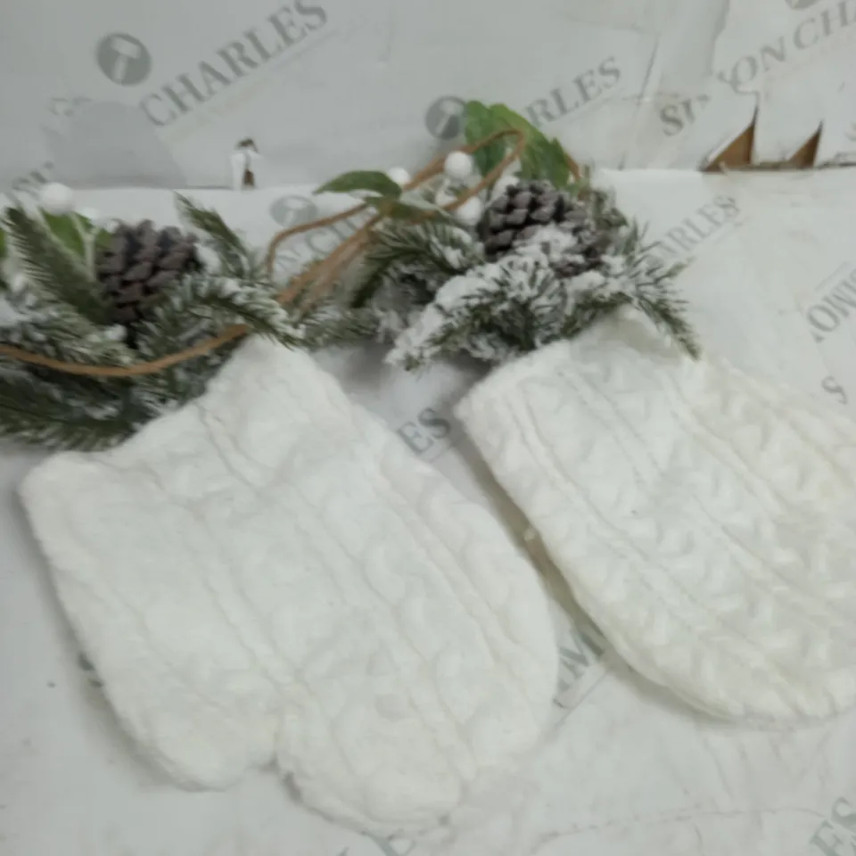 CHRISTMAS DÉCOR HANGING MITTENS