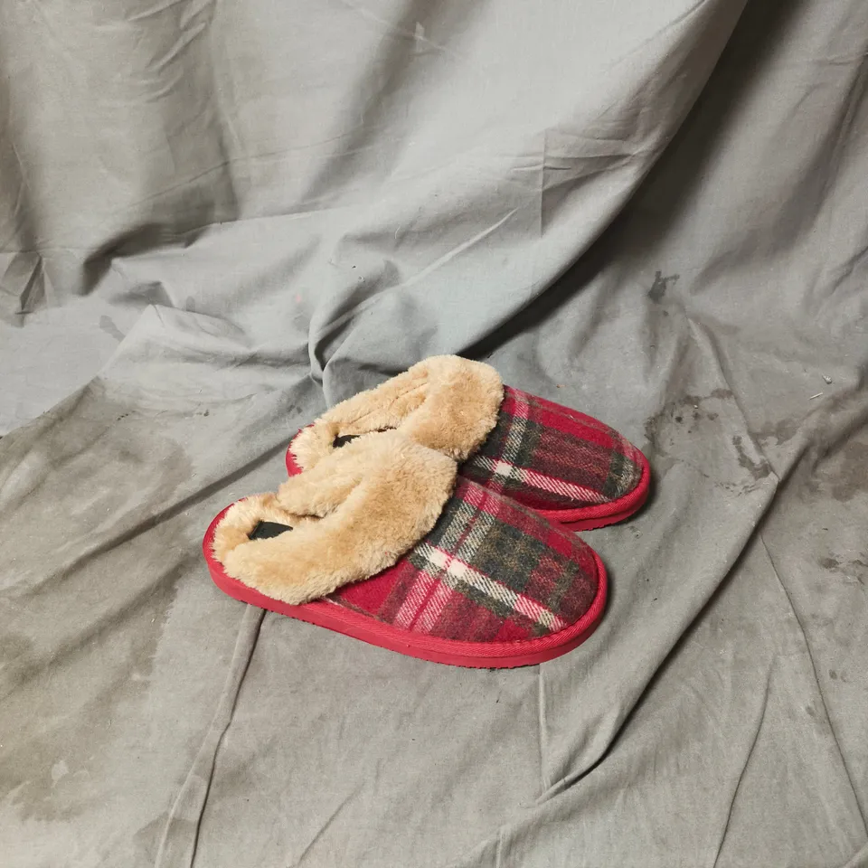 JO AND JOE UK SIZE 5 PLAID FLEECE SLIPPERS WITH FAUX FUR LINING 