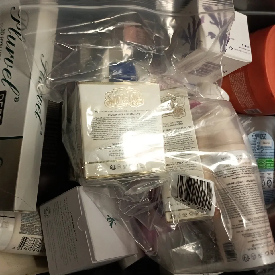 APPROXIMATELY 20 ASSORTED COSMETIC ITEMS TO INCLUDE VASELINE, REVLON, ETC - COLLECTION ONLY