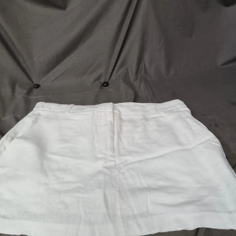 ABERCROMBIE & FITCH WHITE SKORT – UK LARGE (L) 
