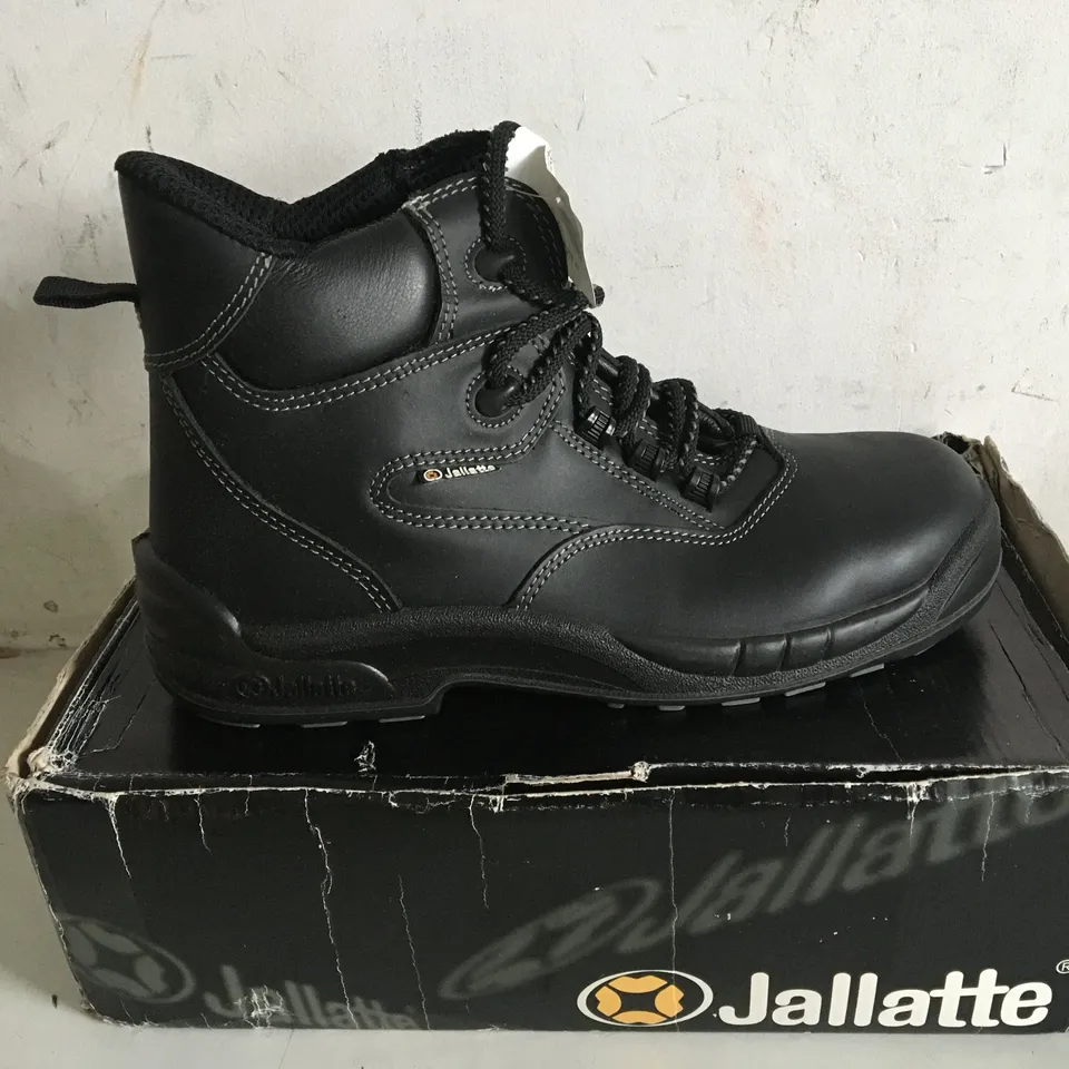 BOXED PAIR OF SIZE 7 JALLATTE BLACK SAFETY SHOES 