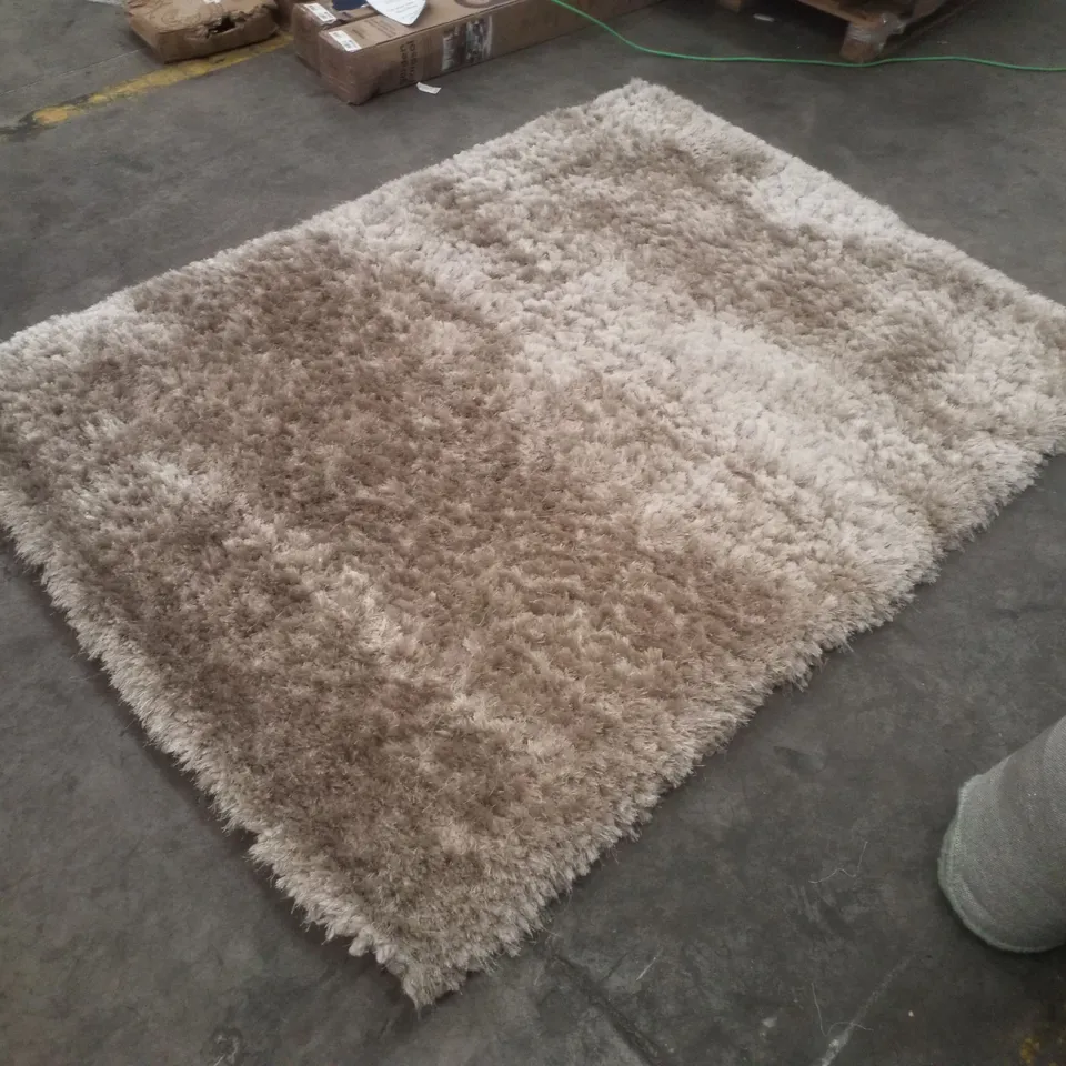 QUALITY DESIGNER AREA RUG APPROXIMATELY 140×200CM