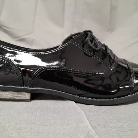 BOX OF APPROXIMATELY 10 PAIRS OF DESIGNER LACE UP SHOES IN GLOSSY BLACK - VARIOUS SIZES