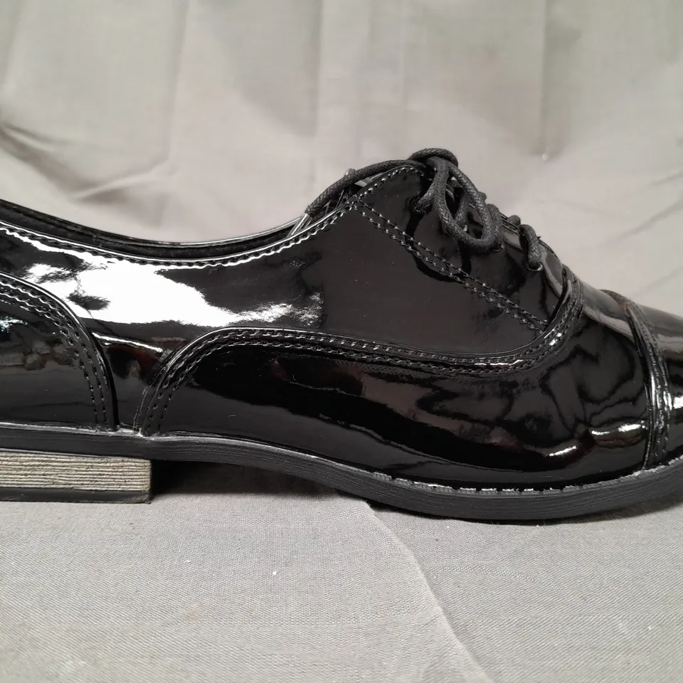 BOX OF APPROXIMATELY 10 PAIRS OF DESIGNER LACE UP SHOES IN GLOSSY BLACK - VARIOUS SIZES