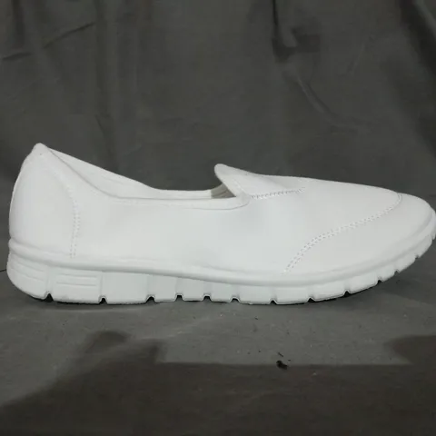 APPROXIMATELY 10 PAIRS OF BEYOU SPORTY SLOP ON SHOES SIZE 7 