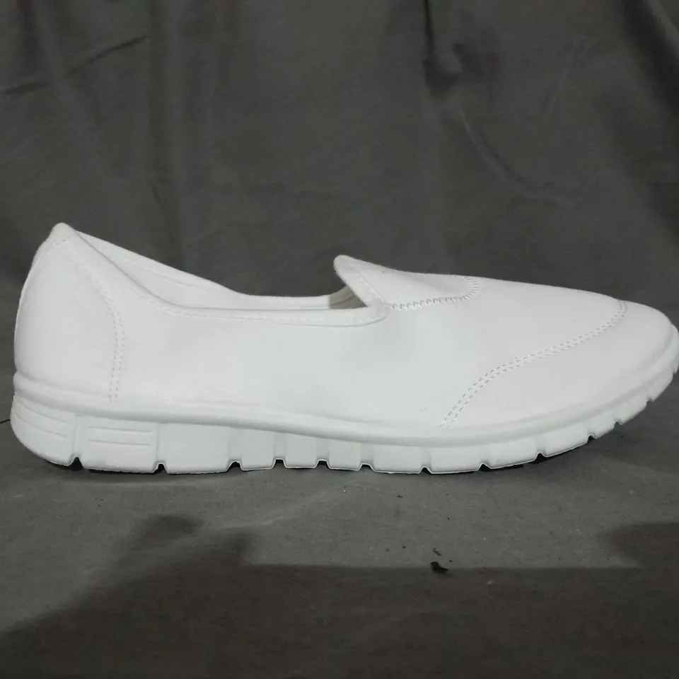 APPROXIMATELY 10 PAIRS OF BEYOU SPORTY SLOP ON SHOES SIZE 7 