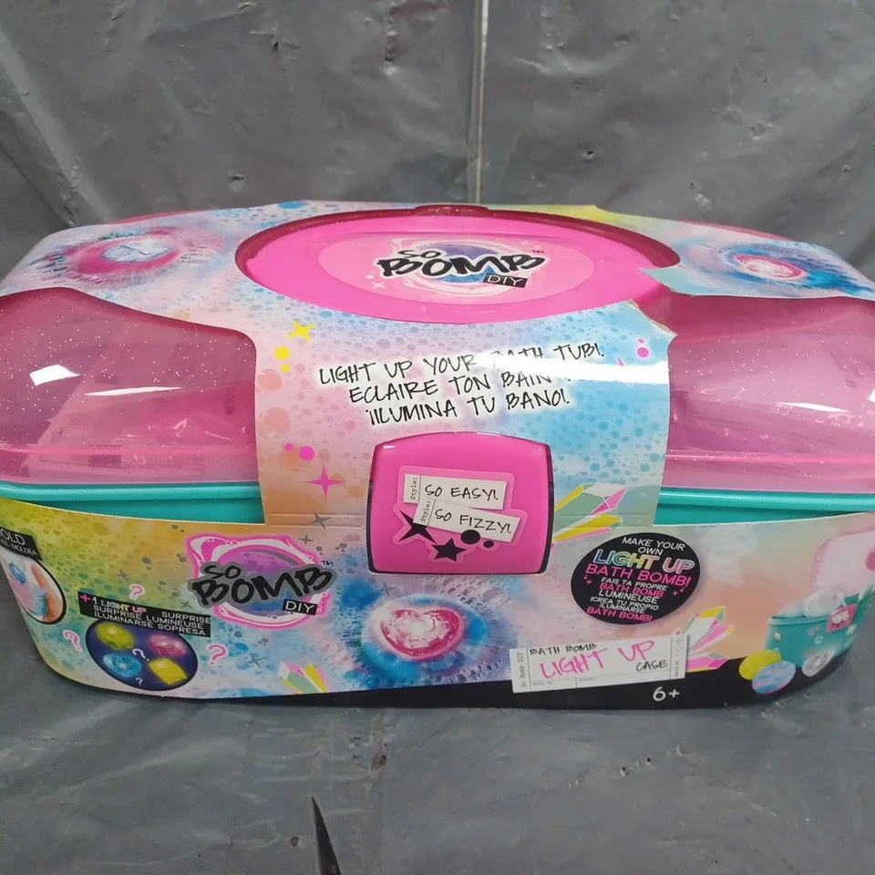 SO BOMB DIY - BATH BOMB LIGHT UP CASE RRP £32