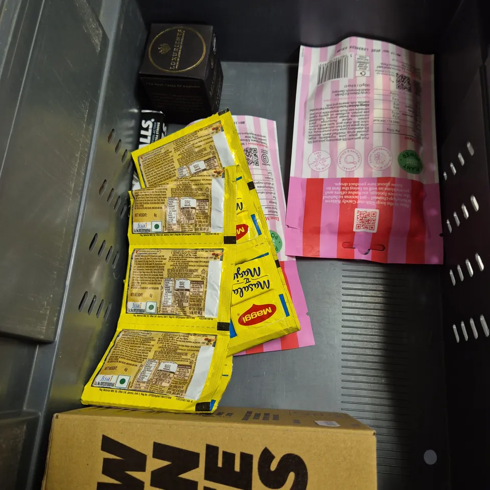 APPROXIMATELY 15 ASSORTED FOOD AND DRINK PRODUCTS TO INCLUDE - BULDAK HOT CHICKEN CARBONARA RAMEN - LILY O'BRIENS CHRISTMAS DESSERTS COLLECTION - CADBURY MILK TRAY - FILIPPO BERIO EXTRA VIRGIN OLIVE O