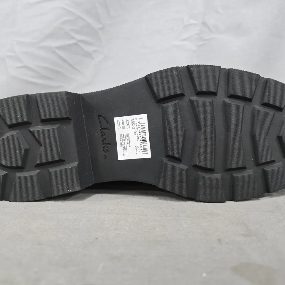 UNBOXED PAIR OF CLARKS LOAFERS IN BLACK SIZE UK 7