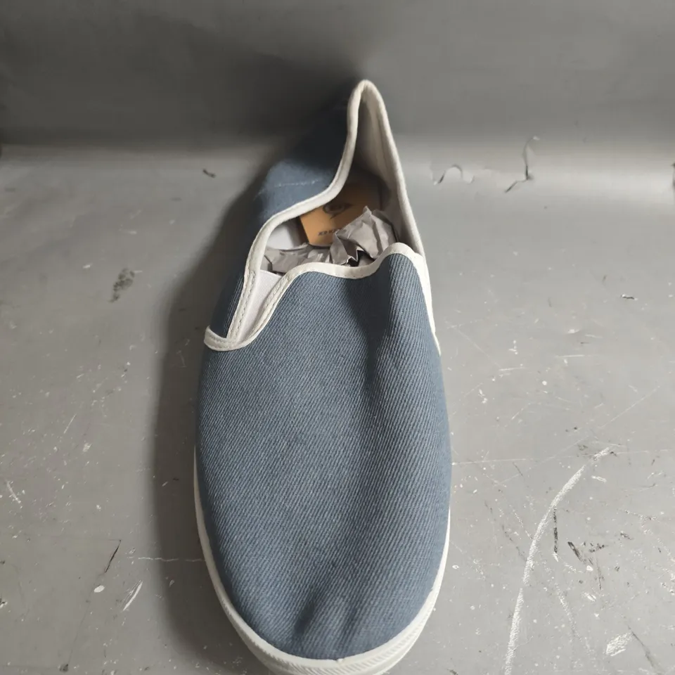 UNBOXED PAIR OF DUNLOP SLIP ON SHOES IN BLUE - SIZE 10