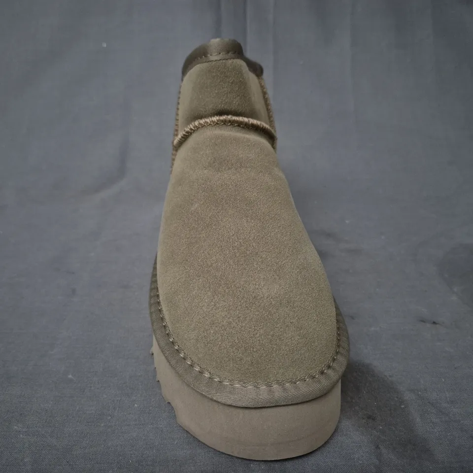 BOXED PAIR OF UGG SHOES IN OLIVE UK SIZE 6