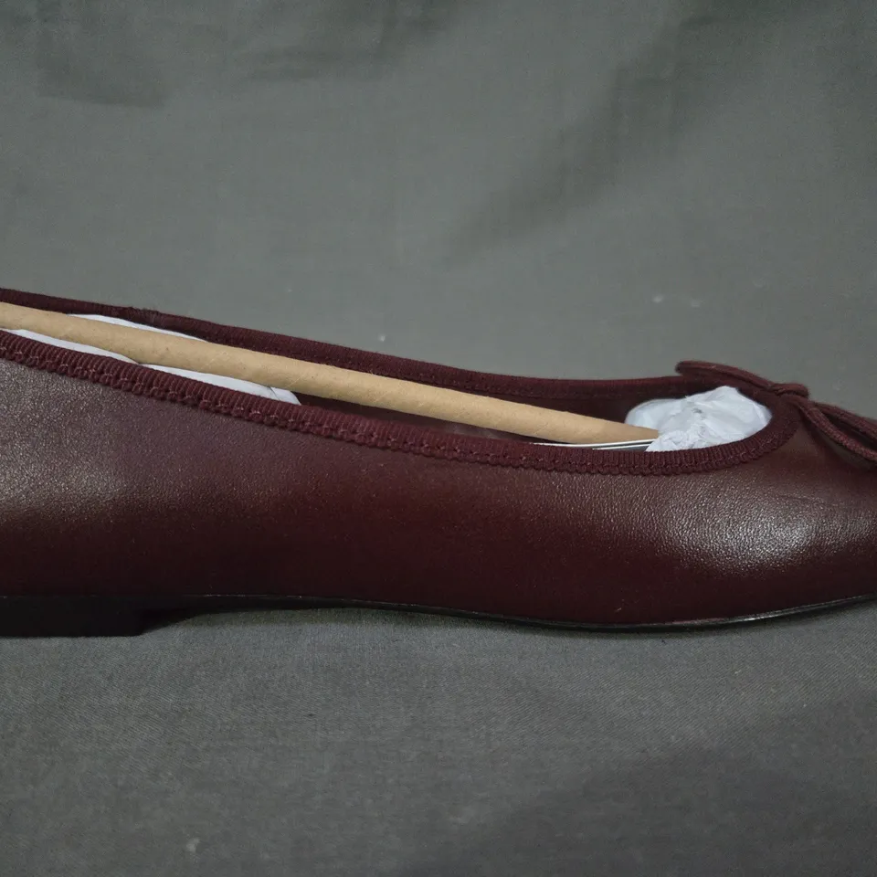 BOXED PAIR OF MNG WOMEN'S SLIP-ON SHOES IN BURGUNDY UK SIZE 4