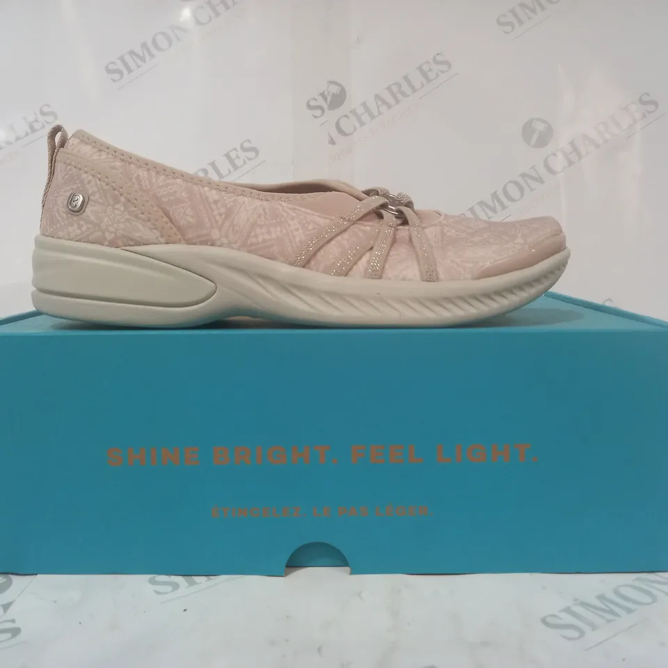 BOXED PAIR OF BZEES SHOES IN BEIGE SIZE 6