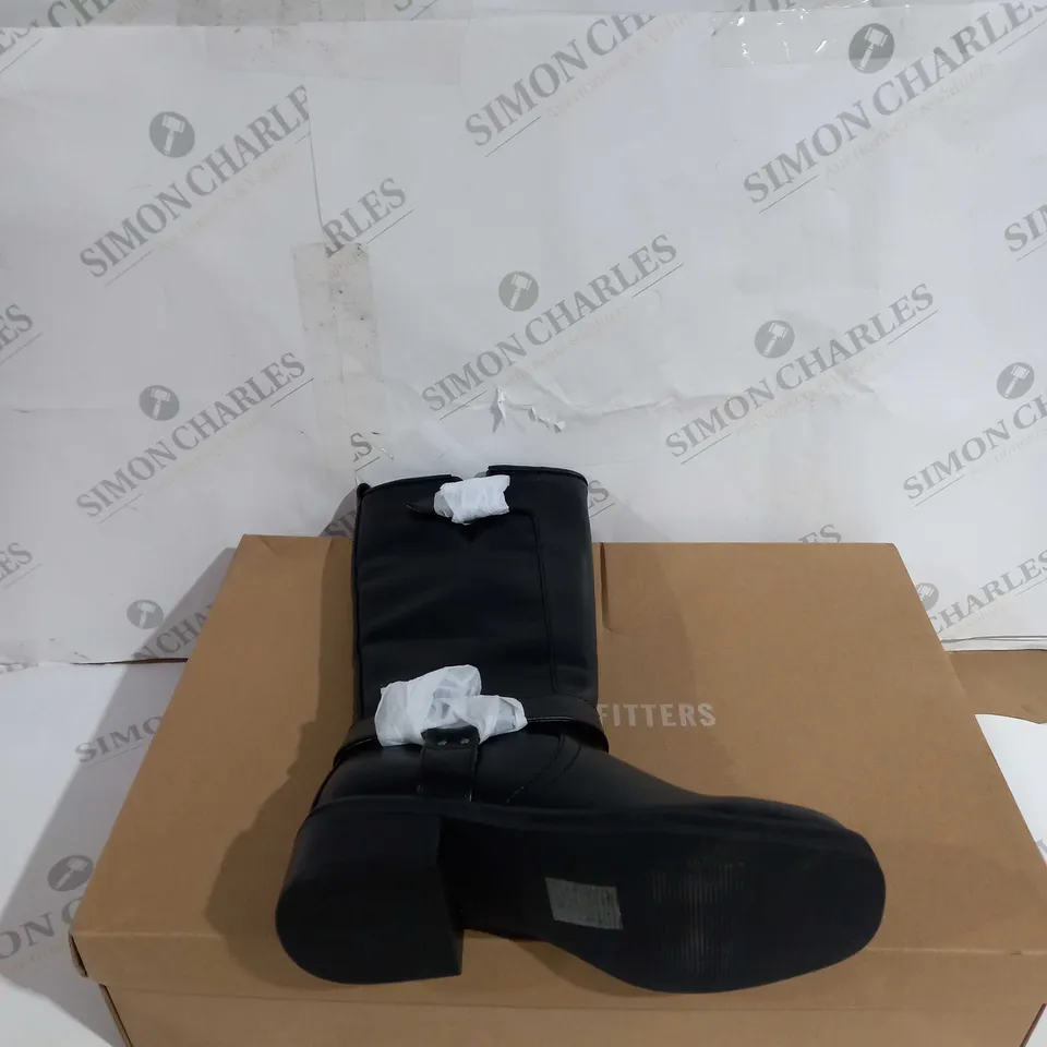 BOXED PAIR OF URBAN OUTFITTERS BECKY BUCKLE KNEE UK 3