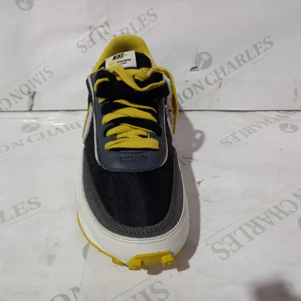 BOXED PAIR OF NIKE TRAIERS IN BLACK/YELLOW UK SIZE 7.5