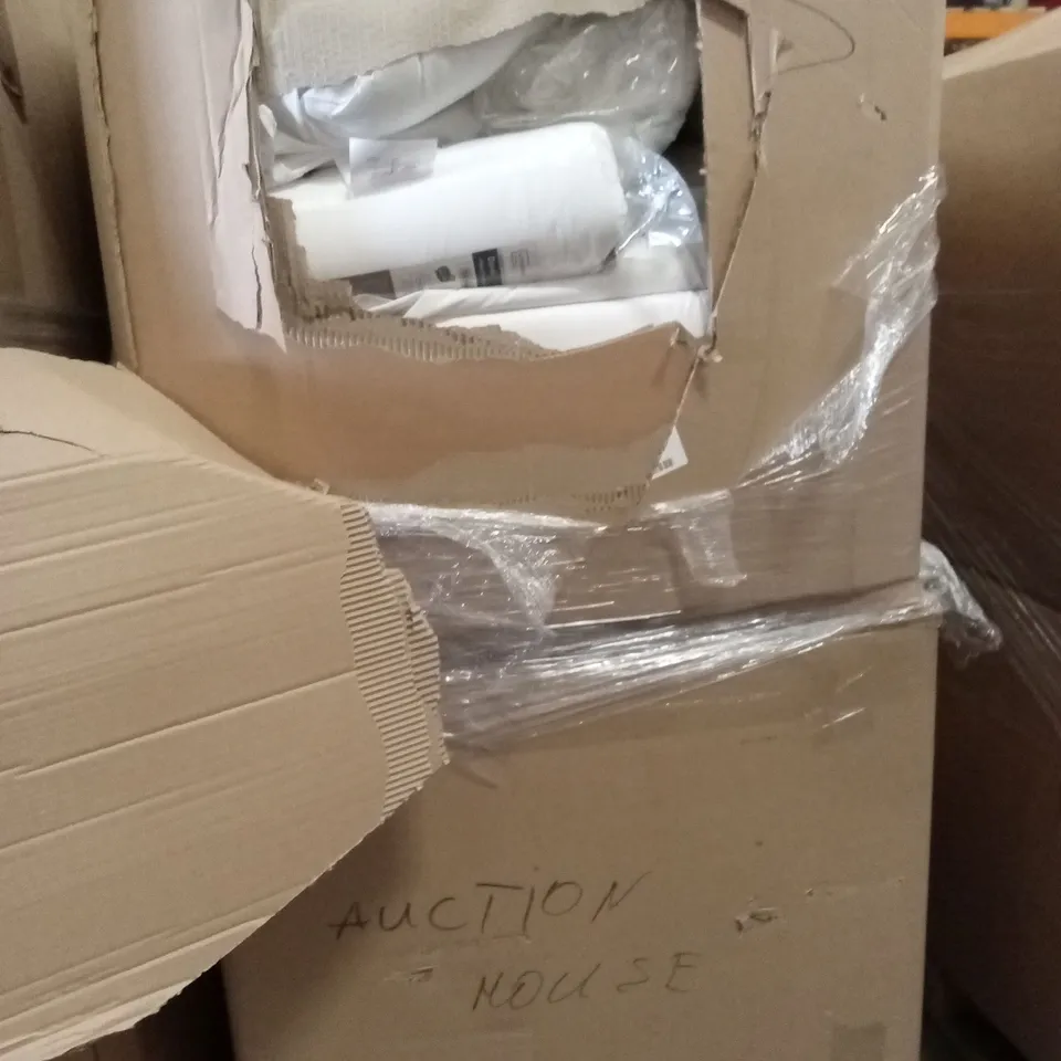 PALLET CONTAINING A LARGE QUANTITY OF BEDDING PRODUCTS