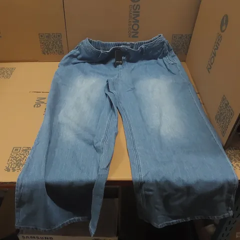 BOX CONTAINING APPROXIMATELY 7x BRAND NEW JD WILLIAMS MID BLUE DRAPE WIDE JEANS - SIZE 18