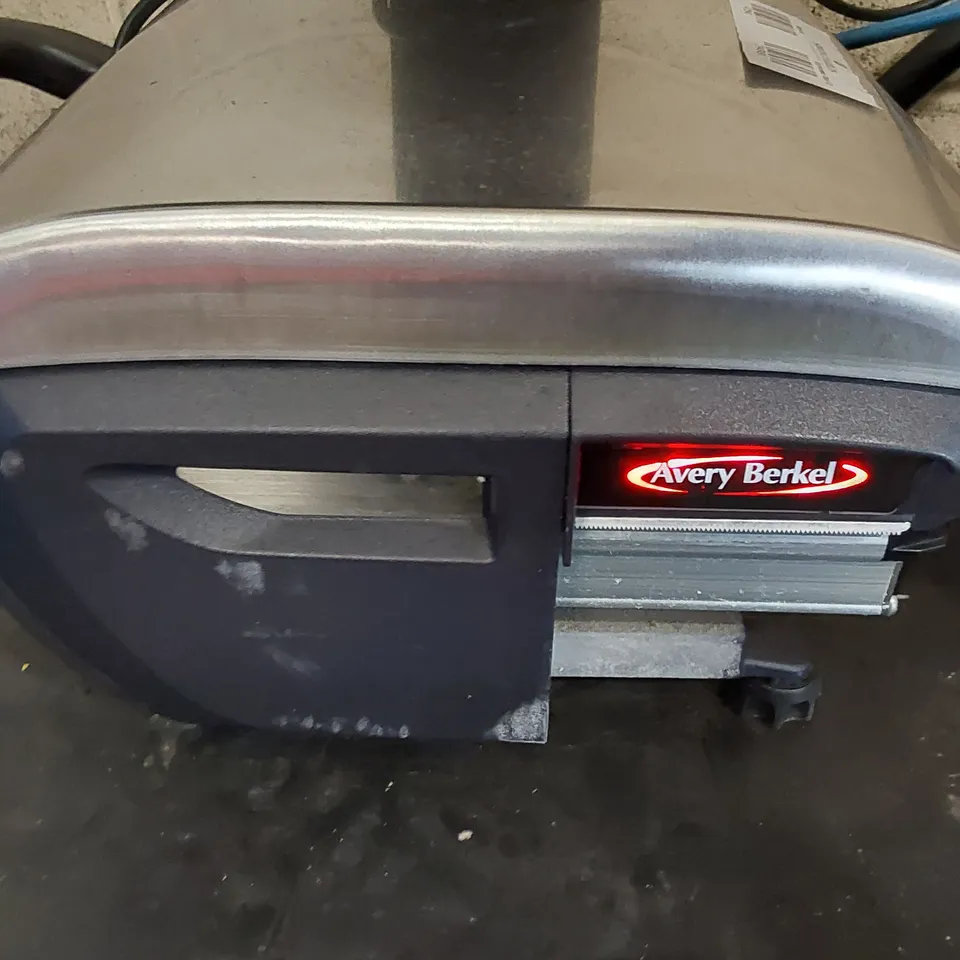 AVERY BERKEL XM600 LABEL AND RECEIPT PRINTING SCALES