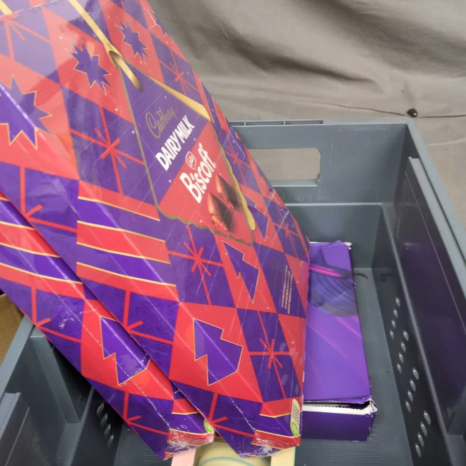 APPROXIMATELY 10 ASSORTED CHOCOLATE ITEMS TO INCLUDE LINDOR, HOTEL CHOCOLAT AND CHOCOLATE COINS, ETC