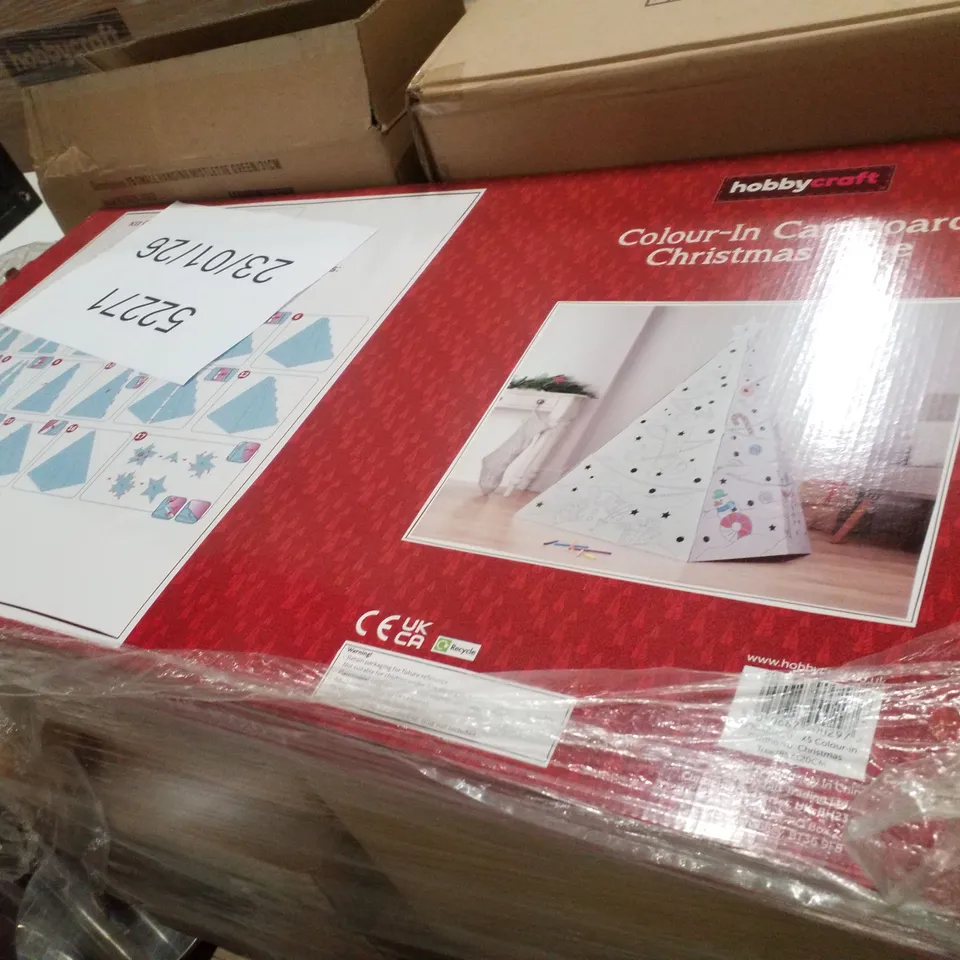 PALLET CONTAINING ASSORTED CHRISTMAS  DECORATIONS INCLUDING 3D WOODEN STARS, LINEN STOCKINGS, BELL GARLAND, COLOUR-IN CARDBOARD CHRISTMAS TREE & FAUX MISTLETOE