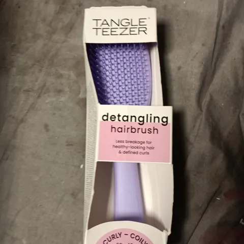 TOTE OF APPROXIMATELY 20 ASSORTED COSMETICS TO INCLUDE: DETANGLING HAIRBRUSH AND EPIMAX CREAM