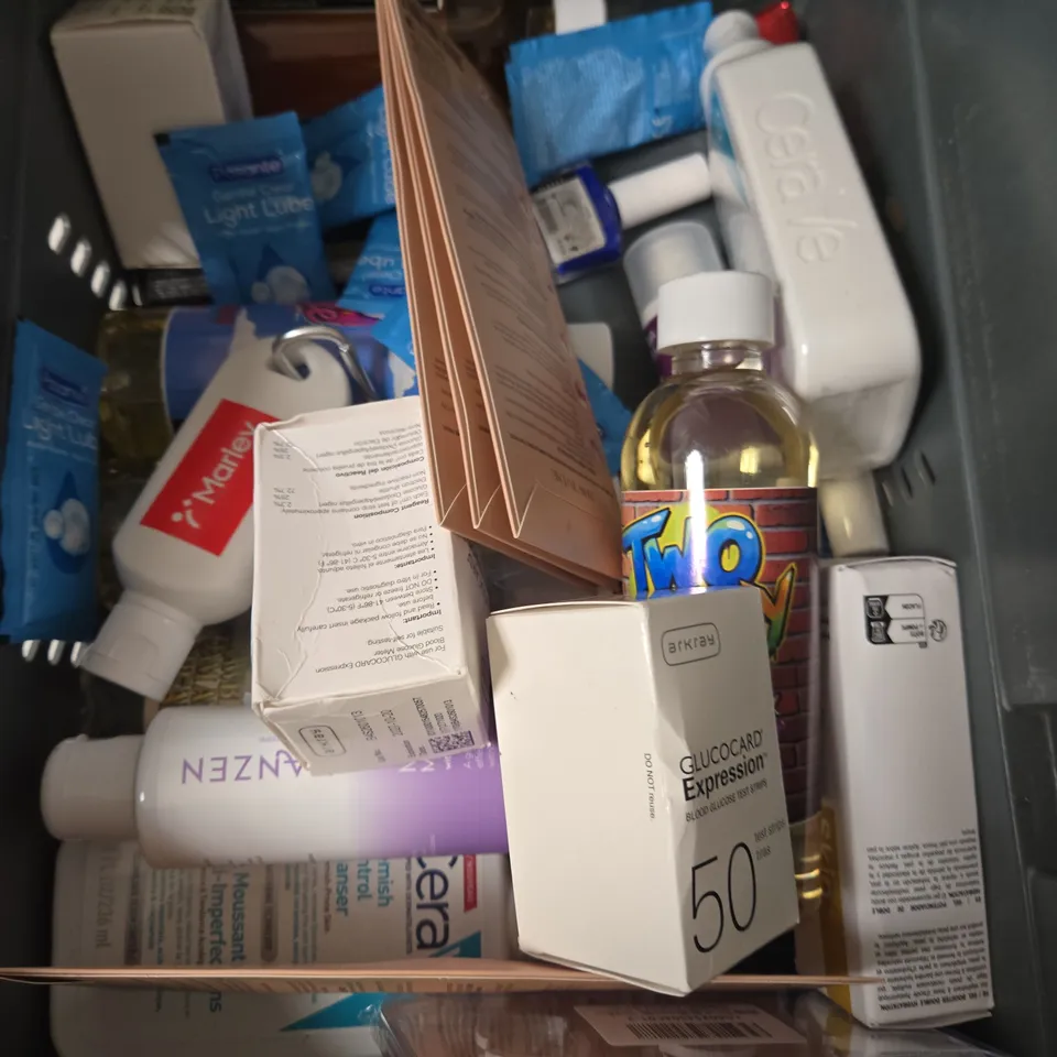 APPROXIMATELY 15 ASSORTED HEALTH & BEAUTY PRODUCTS TO INCLUDE BATH OIL, GEL WRAPS, GEL MASK ETC