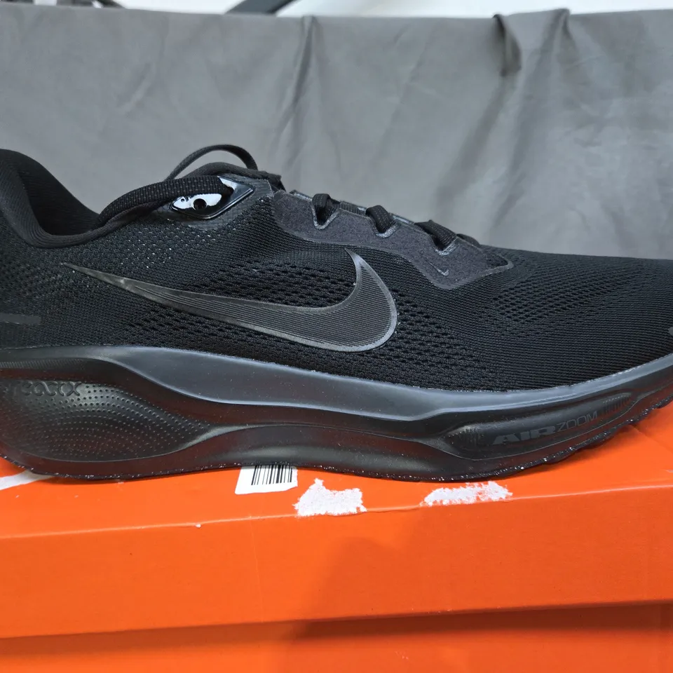 BOXED NIKE AIR ZOOM PEGASUS BLACK TRAINERS - SIZE UK 12 