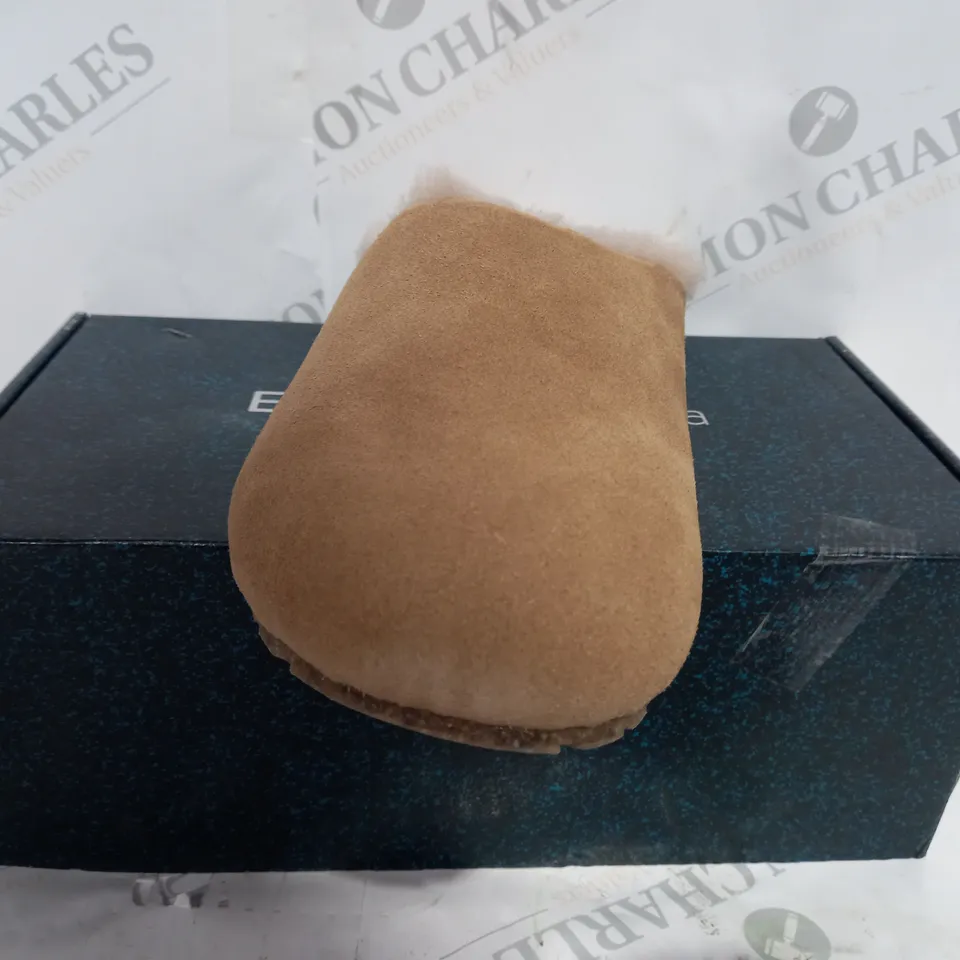 EMU AUSTRALIA MONCH CLOG CAMEL SIZE 6 - BOXED